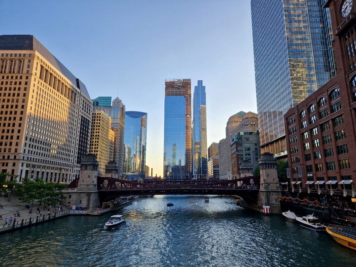 Samsung Galaxy S22 wide angle camera image of river in Chicago