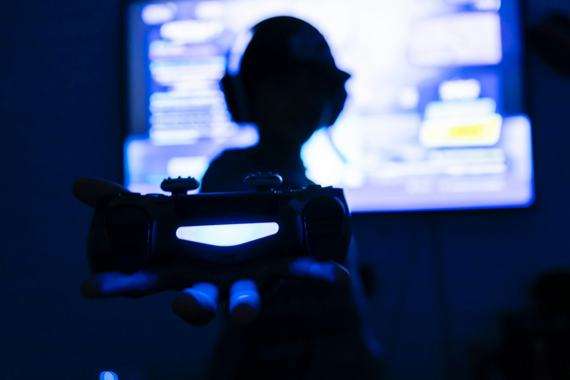 How Immersive Technology Is Transforming Remote Collaboration: Opportunities, Challenges, and Implementation